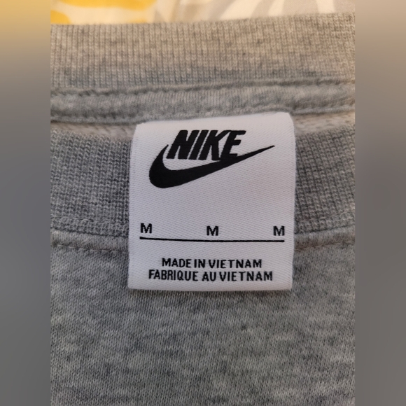Womens Nike Crewneck Size Medium Like New! - Picture 2 of 2